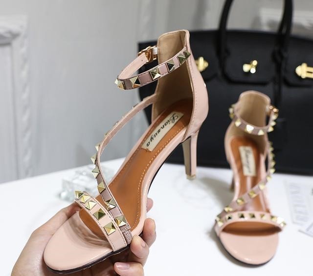 时尚 漂亮女人要懂得拒绝平庸,今年流行铆钉凉鞋,分分钟“扎”你心