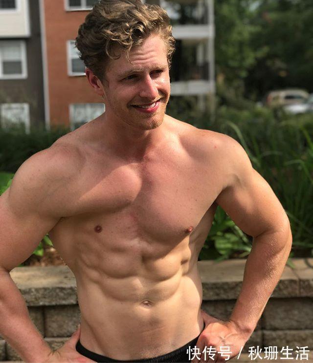 肌肉男|出生就少一块胸肌, 衣服都不敢脱, 却苦练成健美肌肉男