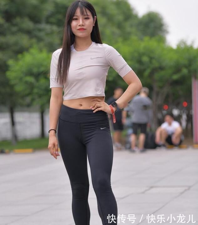 简约 打底裤的装扮呈现出帅气的街风,提升档次