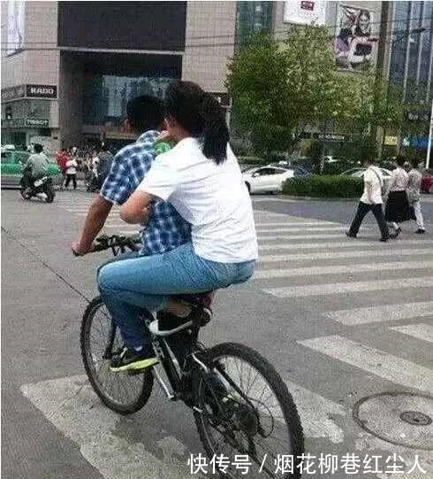 |搞笑图片幽默段子笑话: 为什么非要两个人挤一个座位呀