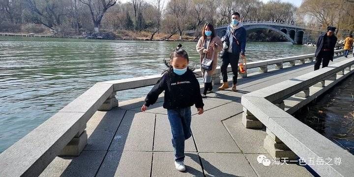 春暖花开，泉城市民逛街赏景乐开怀……