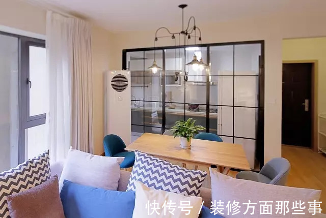 二居室|85平北欧风二居室,轨道灯、落地窗让客厅透亮显得十分舒适