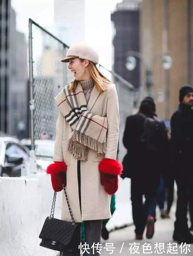 系法|喜欢穿大衣的女人,围巾建议这些“时髦系法”,脸都偷偷小一圈