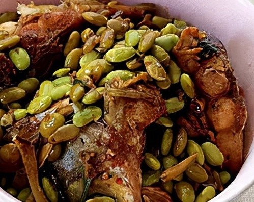 此菜上桌全家都爱吃,食材普通钙质丰富,烧一烧上桌,咸鲜下饭!