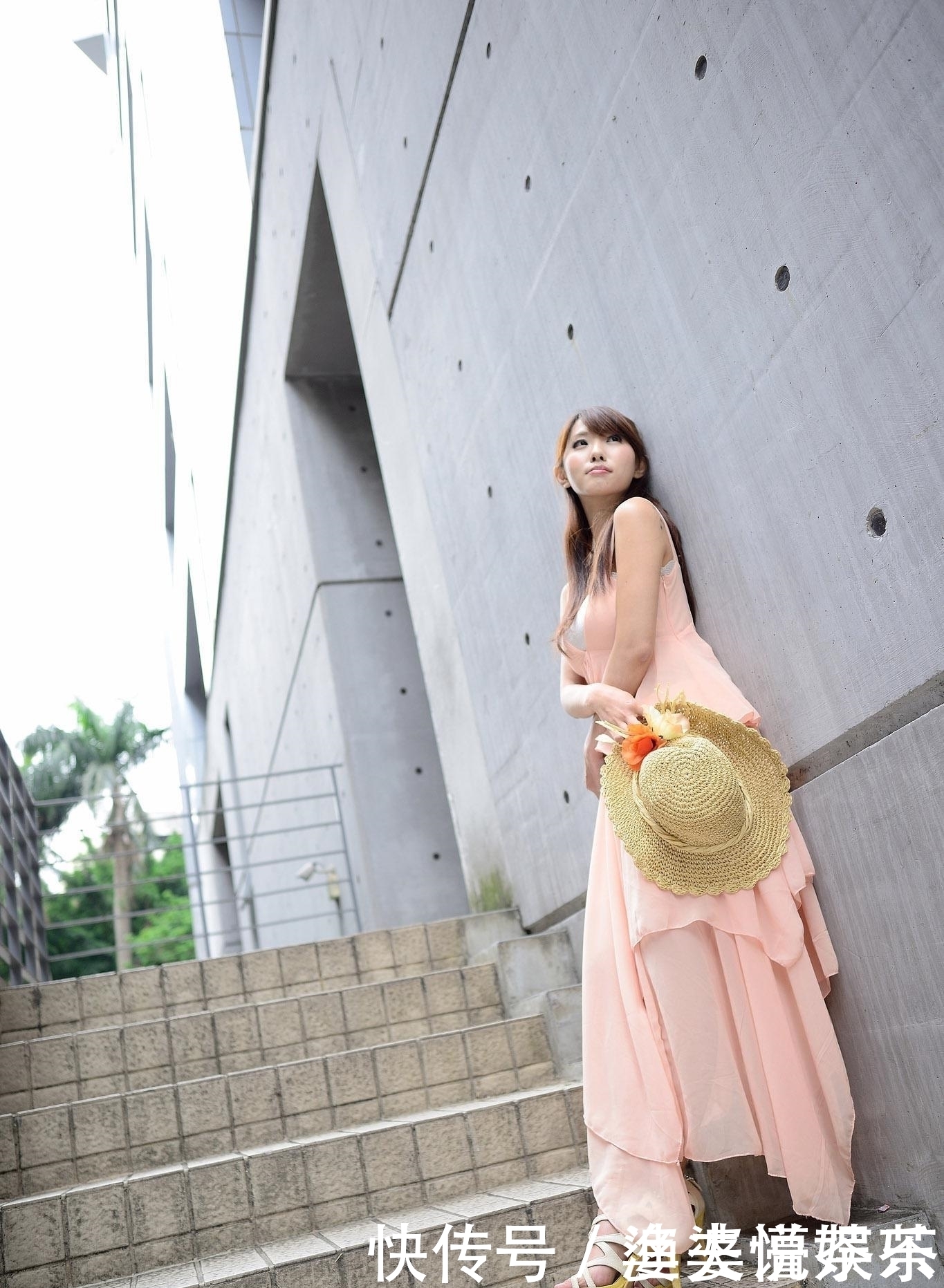 时尚穿搭推荐:时尚美女唯美写真,青春、靓丽,简直美爆了