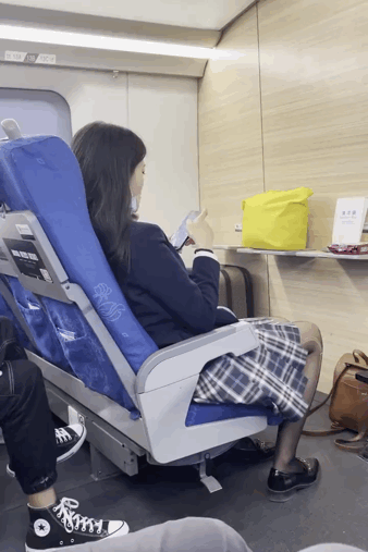 |搞笑GIF趣图:这是谁家的宝藏女孩,我承认我酸了