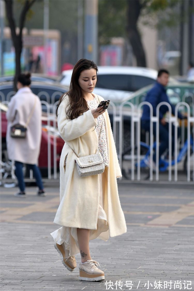 羊羔|街拍:美女一条黑色皮裤,搭配黑色羊羔毛的小夹克,身材很好!