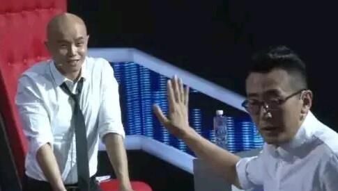 乐嘉首次公开露面，直播间潸然泪下，对《超级演说家》余怒未消