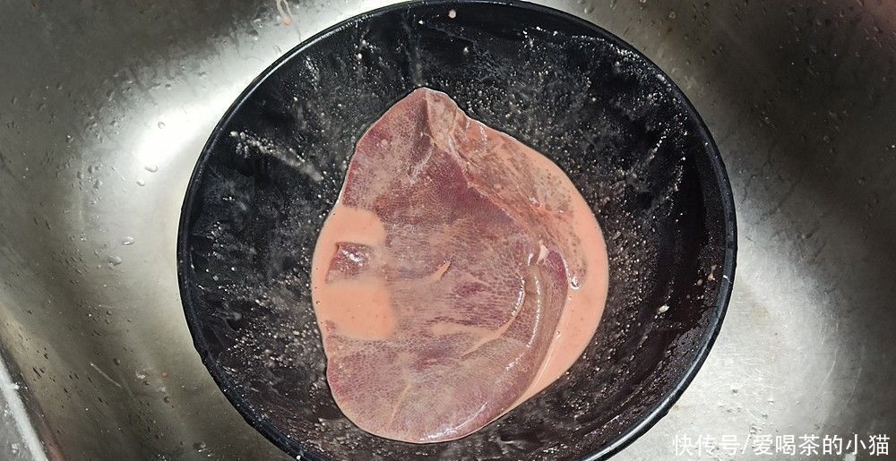  喜欢|猪肝别只会炒着吃，小猫教教你这么做，外酥里嫩，下酒下饭都不错