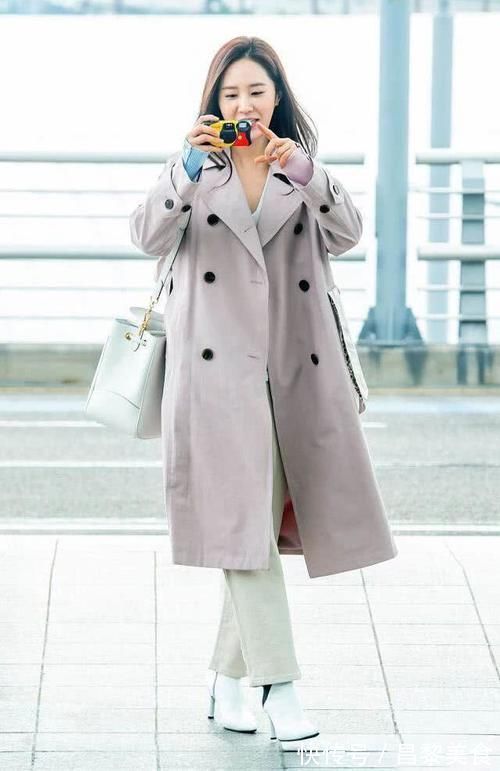搭配|美女姐姐穿粉色风衣,搭配白高跟有点朴素,低调但气质十足