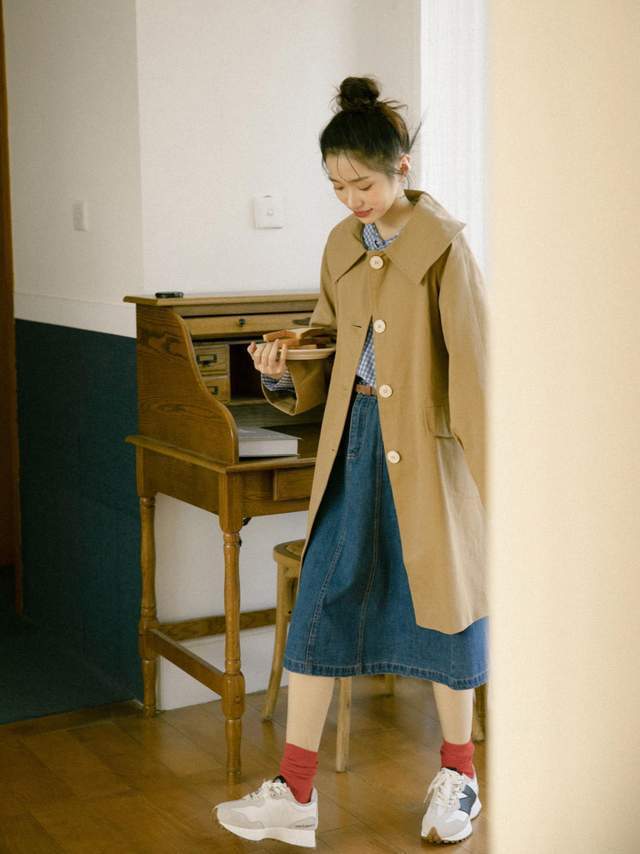 小个子 换季到底怎么穿?卡其色风衣+牛仔裙,日系又复古,美翻整个秋天