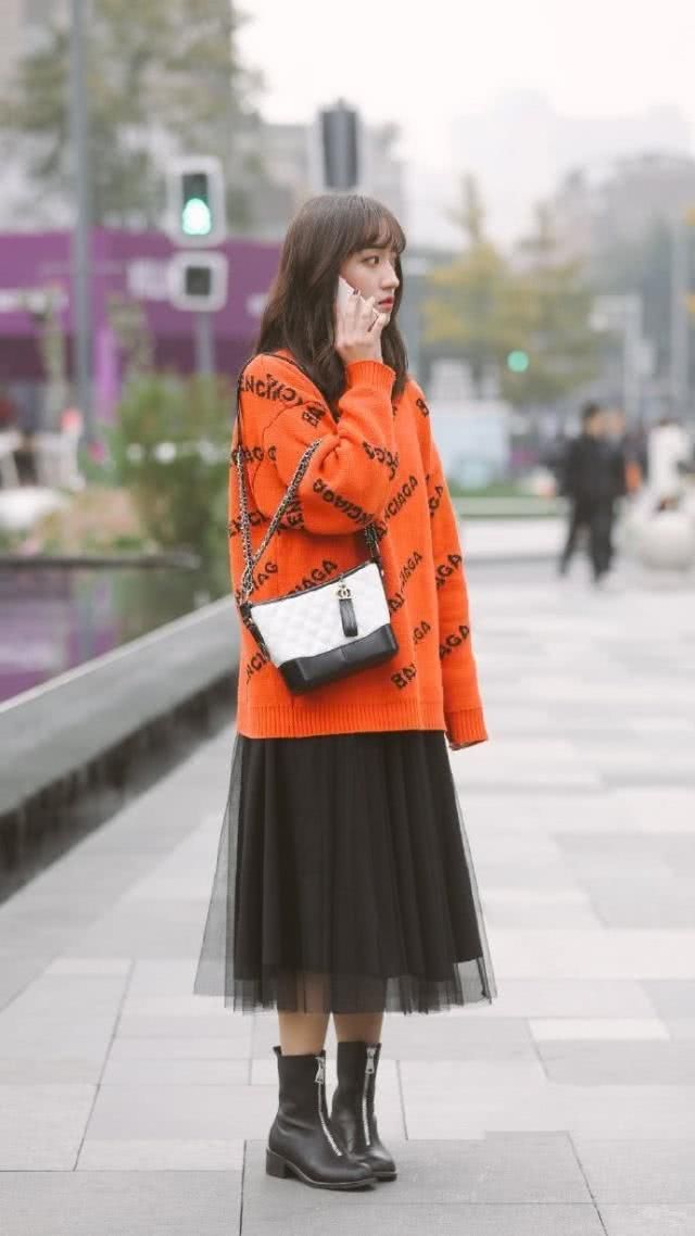 简洁帅气的裙装搭配清新靓丽，在举手投足间展现时尚的美感