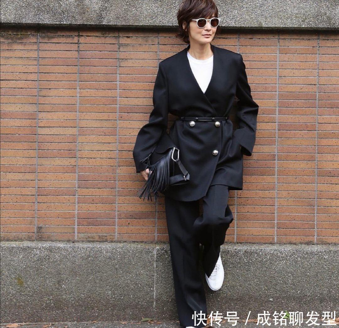 人到中年如何保持气质？这位日本模特穿搭值得借鉴，时尚又减龄