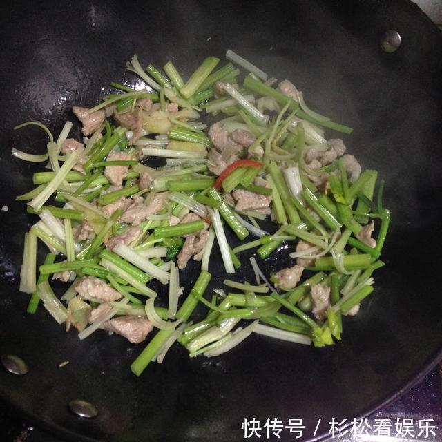 10分钟快手家常菜之芹菜炒千张,小孩子爱吃您还能不会吗