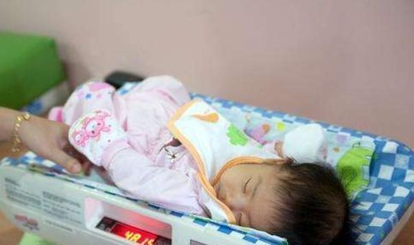 新生儿|宝宝出生后,第一个抱孩子的人很有讲究,这3种人最好别伸手