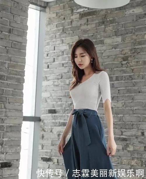 时尚|气质优雅的小姐姐,紧身上衣勾勒好身材,知性甜美别有韵味