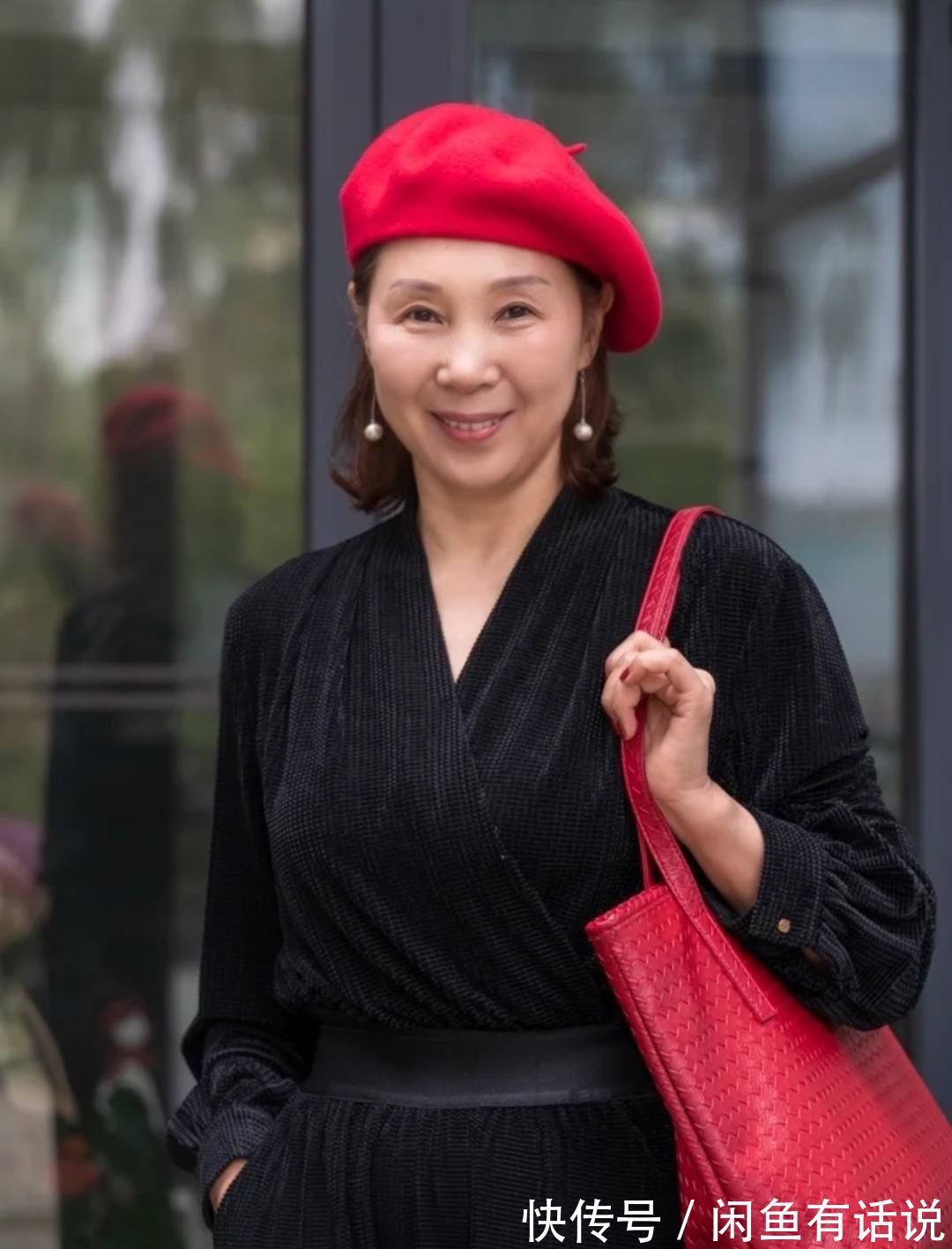 短裙 会穿的女人不会老!学65岁博主用“红色”穿出冬日时髦,高级减龄