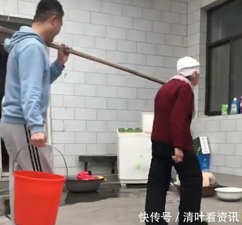 小伙|奶奶心疼孙子,执意要替孙子分担,孙子的做法让大家竖起大拇指!