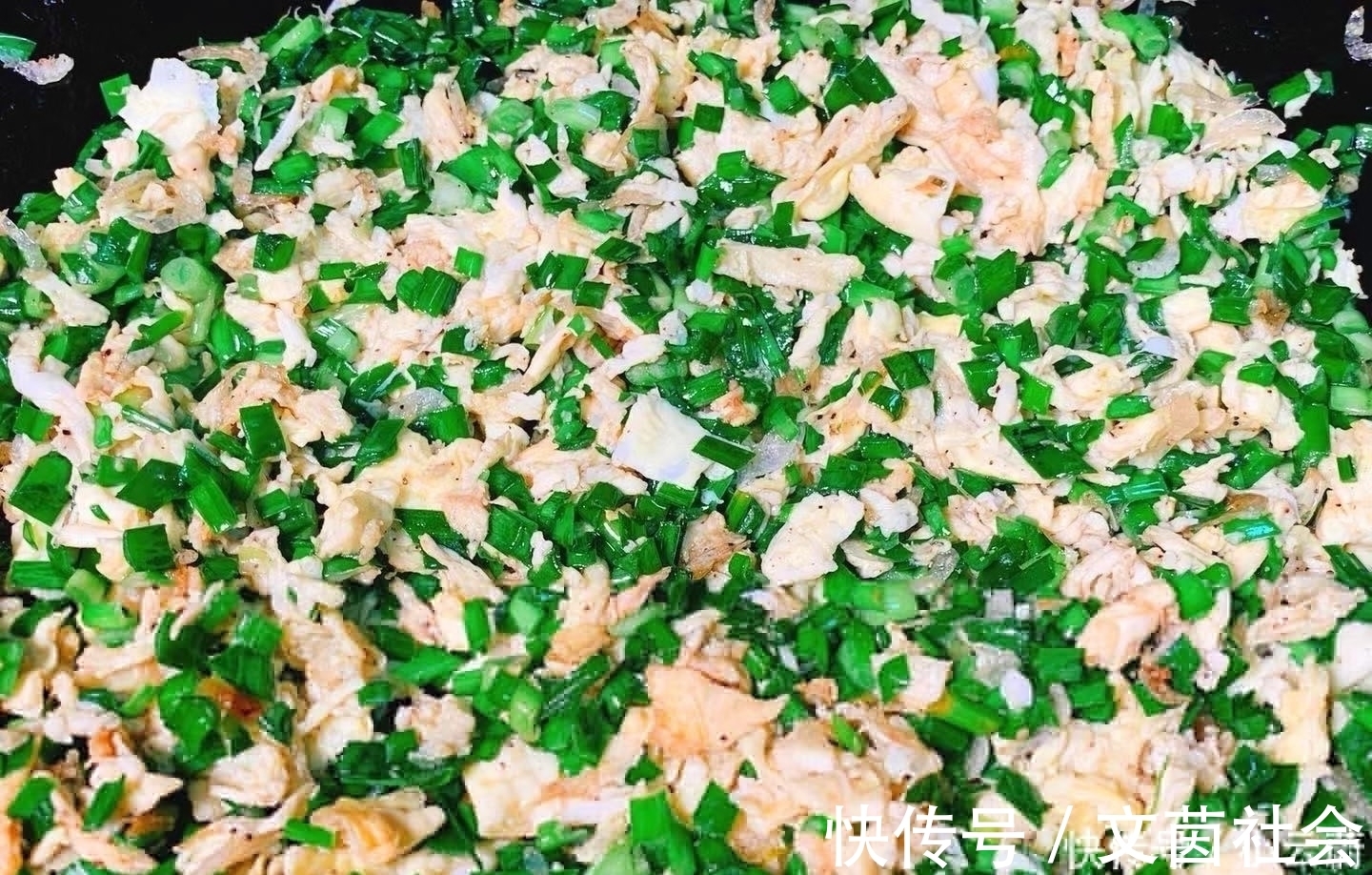胡大厨|做韭菜盒子时,直接和面是大错特错!少了1步,难怪皮又硬又厚