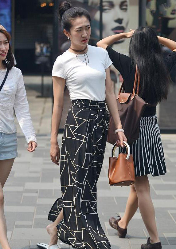 街拍|美女白色上衣搭配黑色开叉长裙,身材柔美多姿,甜美可爱
