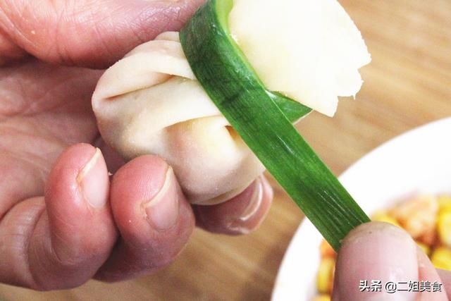 年夜饭加道菜，“四喜福袋”端上桌，寓意八方来福，财源滚滚