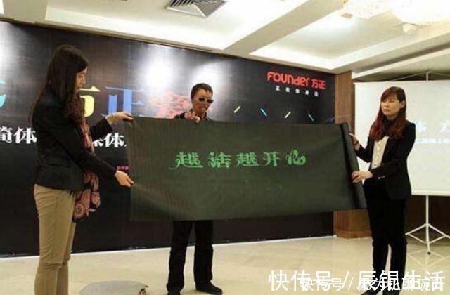 收购!乞丐苦练书法10年,自创字体被收购,摇身一变成千万富豪