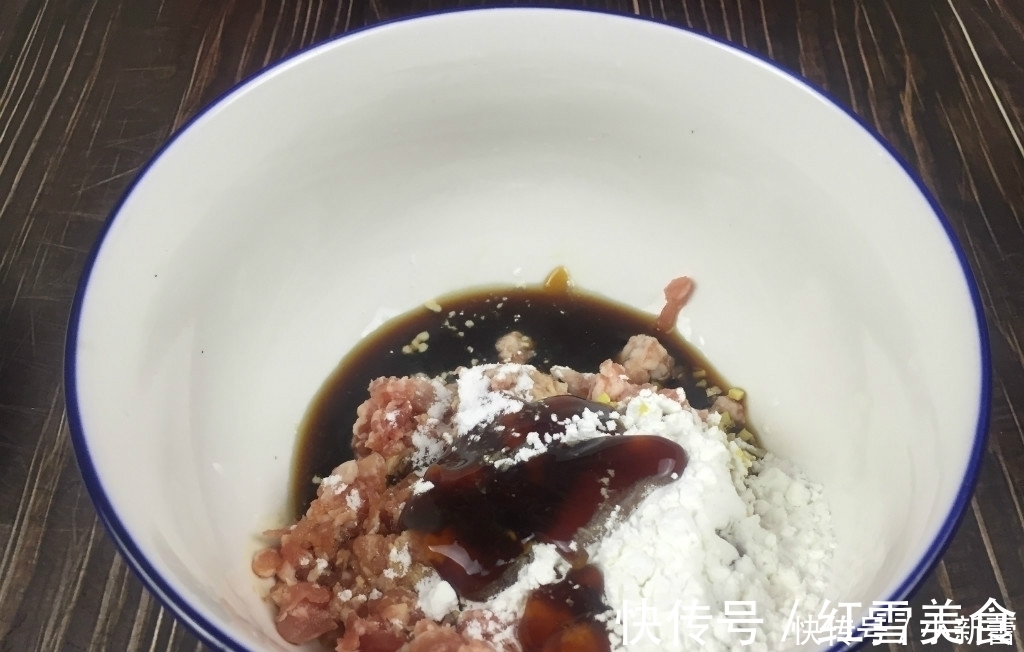 小窍门|肉丸子下锅就散?学会小窍门,肉丸子保准不松散,还很有弹性!