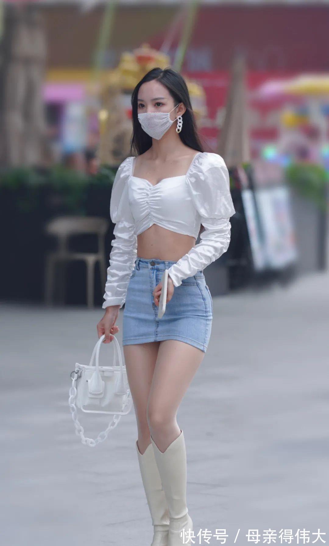 穿搭|小姐姐人瘦但贵在曲线好,即便是如此清凉搭配,魅力依旧给力