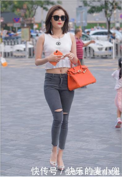 破洞牛仔裤 白色背心搭配露膝牛仔裤,时尚靓丽,彰显时髦