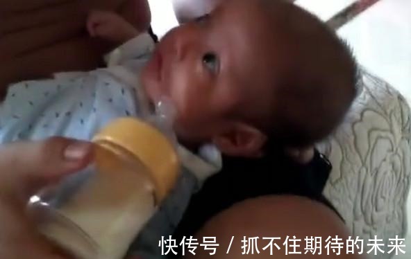 瞌睡|“瞌睡奶爸”喂娃喝奶,娃一脸懵糟老头子,你戳我腮帮子干啥