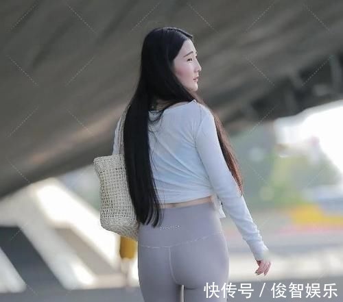 美丽 身材好的小姐姐穿灰色瑜伽裤,美丽大方,清新淡雅