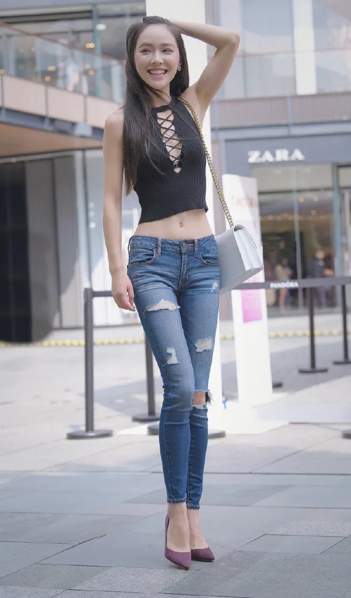 女生 苗条女生的休闲穿搭,选择修身牛仔裤,既有气质又显身材!