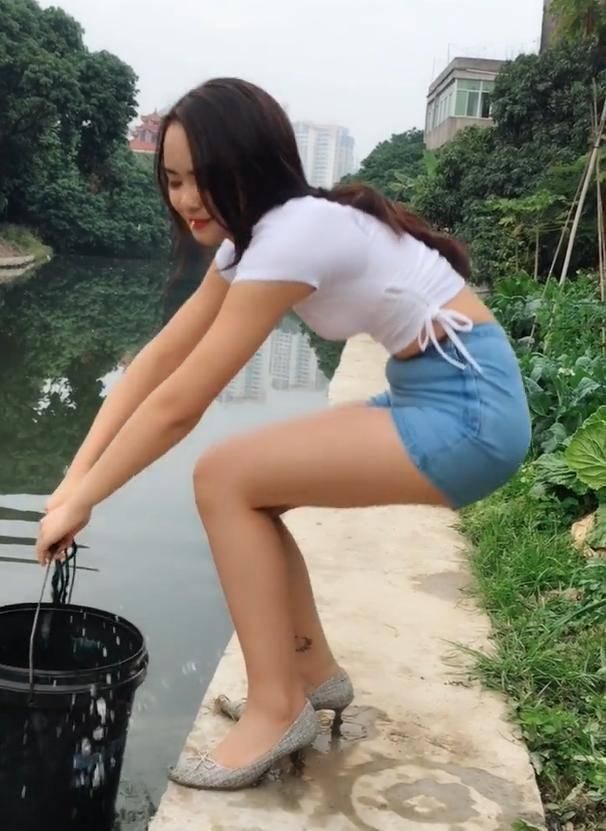 干农活的乡下美女，显气质又好看，网友小清新