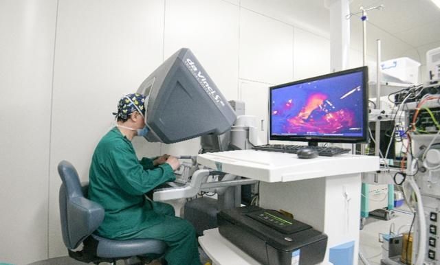 附属第一医院|开五个小孔便能在七大脏器上动刀，成功切除七处肿瘤