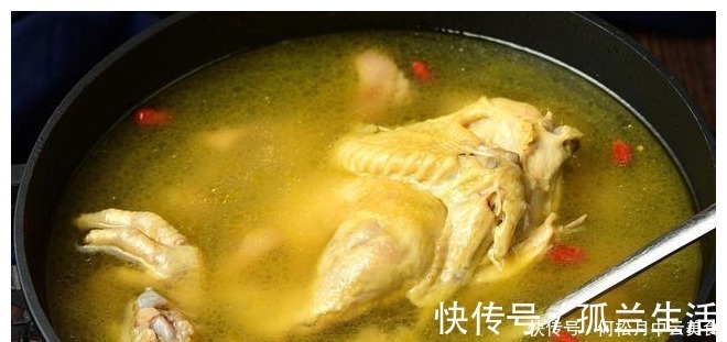 血水|炖鸡汤,最忌直接加水炖,教你一招,鸡肉鲜嫩入味,鸡汤鲜香浓郁!