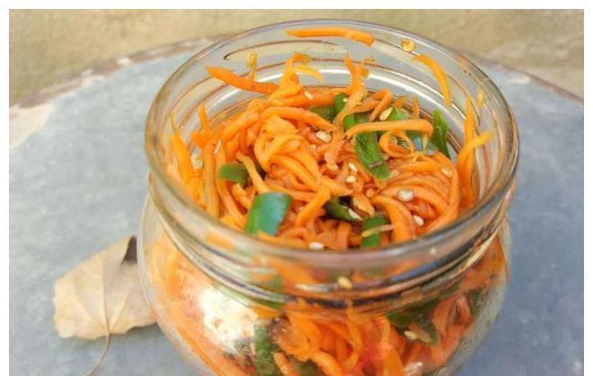 胡萝卜|胡萝卜创新吃法，不炒也不蒸，不放一滴油，配上油条超级好吃