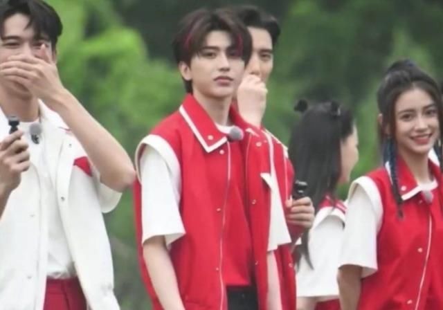 谭松韵跟李沁《跑男9》同框，都是30岁，生图下的颜值把我看愣了