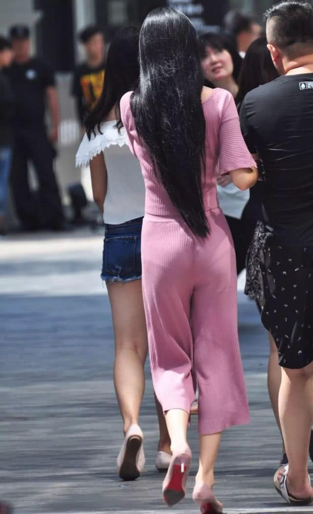 搭配 粉红针织套装搭配粉红色高跟,清新自然,时尚靓丽