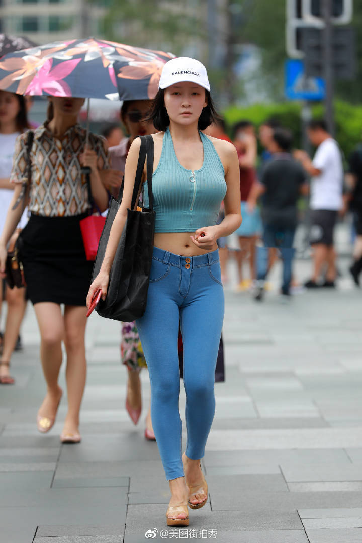 清爽感|时尚街拍绿色系的浪漫之约，四个小姐姐搭配哪个最好看