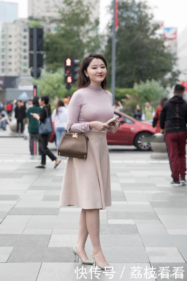 上衣 淡紫色上衣搭配大摆A字裙,温婉秀气,打造知性淑女风