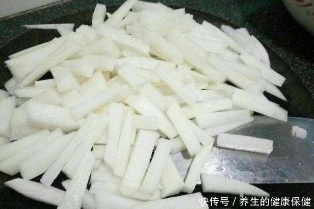 腌萝卜时,盐和糖哪个先放有人做错了,难怪萝卜难吃,一点不脆!