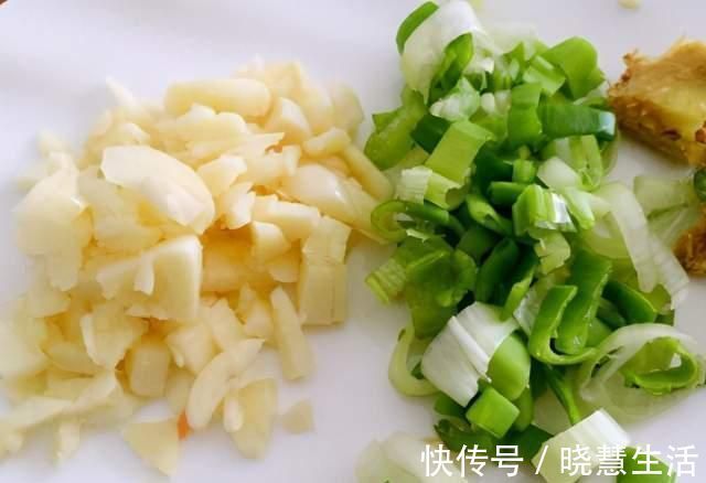 炸鱼时，蘸面粉还是裹蛋液？大厨：都不对，教你正确做法，香酥脆