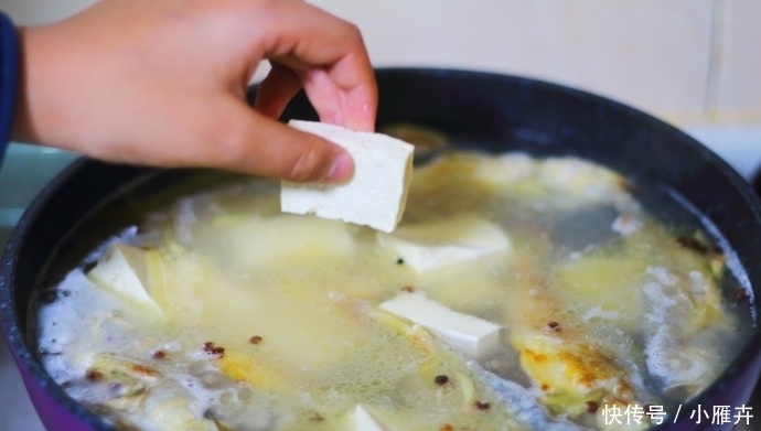 天冷了给家人炖一锅小黄鱼炖豆腐，鱼肉鲜嫩，风味独特，常吃补钙