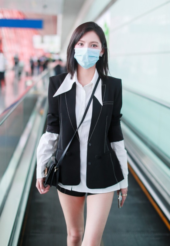 造型|张予曦真洋气,白衬衫配黑西装干练利落,秀出“漫画腿”真让人酸