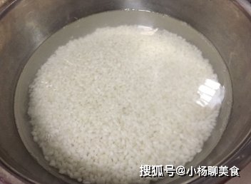 蒸米饭很硬很糙？外婆每次加上它，米饭又软又香，还不粘锅！