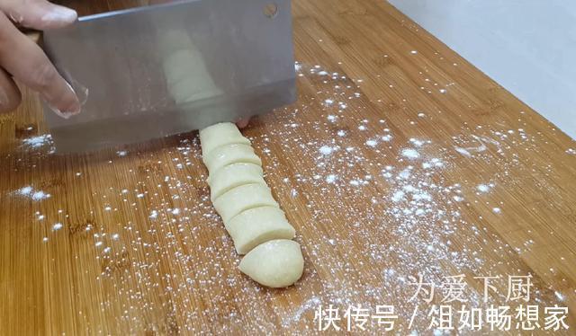 保鲜膜|中秋节别买月饼了，擀杖擀一擀，外皮香酥又掉渣，没烤箱也能成功