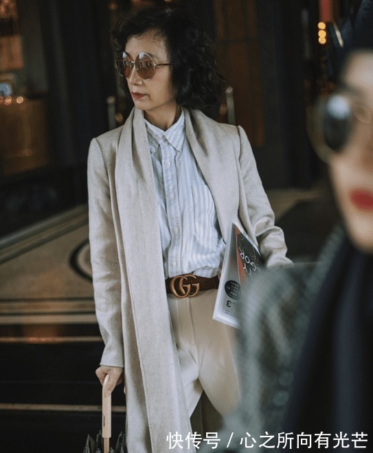 穿搭 人到中年要远离“大妈式”穿搭,学这位妈妈的减龄搭,很洋气