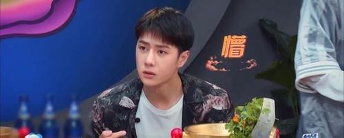 王一博《街舞4》鏡頭盤點，微表情暴露“奶蓋”本質，可愛不自知