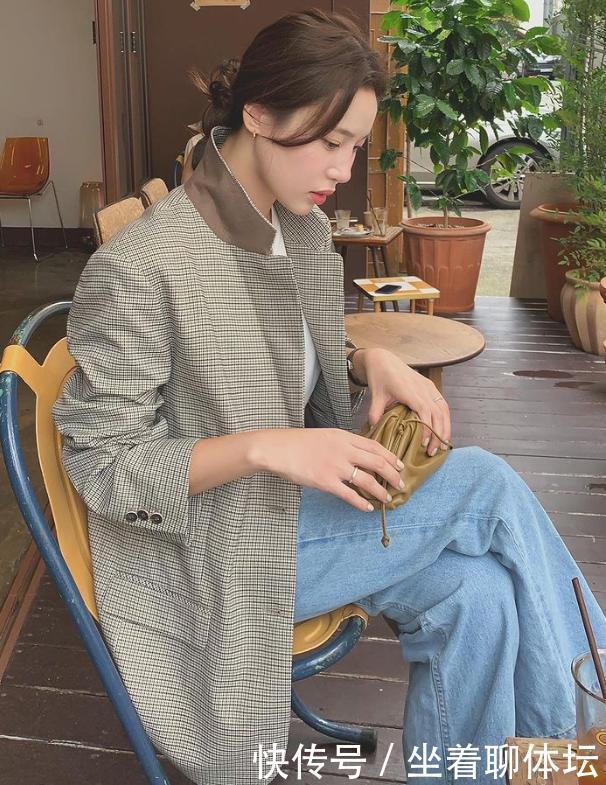 喷雾|年末聚会大家都披头散发就没意思了！这几款秋冬长发的发型才够美