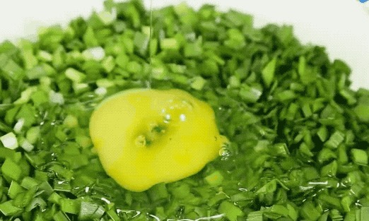 正宗的韭菜炒鸡蛋做法，鸡蛋滑嫩，韭菜翠绿不出水，越吃越香